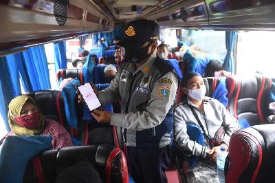 Petugas memeriksa serifikat vaksinasi penumpang bus antar kota antar provinsi (AKAP) di Terminal Kampung Rambutan, Jakarta, 6 Januari 2021. ANTARA/Akbar Nugroho Gumay