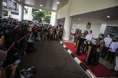 Menteri BUMN Erick Thohir (kanan) dan Jaksa Agung ST Burhanuddin (kedua kanan) memberikan keterangan pers terkait laporan beberapa kasus Garuda Indonesia di Kejaksaan Agung, Jakarta, 11 Januari 2022. ANTARA/Aprillio Akbar