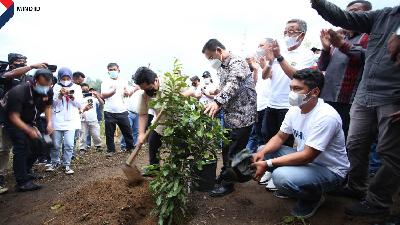 Menteri BUMN Erick Thohir menanam bibit tanaman di daerah tangkapan air (DTA) Danau Toba Desa Sionggang Tengah, Kecamatan Lumban Julu, Kabupaten Toba, Sumatera Utara pada Minggu, 9 Januari 2022.