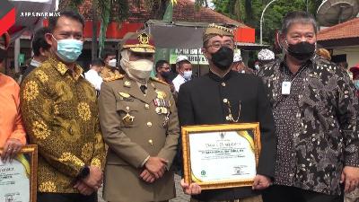 Penyerahan piagam penghargaan yang diberikan oleh Pemerintah Provinsi Jawa Timur kepada PT Pabrik Kertas Tjiwi Kimia Tbk (Tjiwi Kimia)  dalam hal Pencegahan dan Penanggulangan (P2) COVID-19 di Tempat Kerja kategori Platinum, Rabu, 12 Januari 2022.