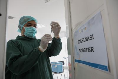 Tenaga kesehatan bersiqp menyuntikkan vaksin COVID-19 dosis ketiga (booster) di Sentra Vaksinasi RSUI, Depok, Jawa Barat, 12 Januari 2022. TEMPO/M Taufan Rengganis