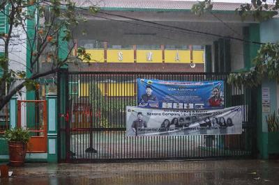 Pagar sekolah SMA Negeri 71 Jakarta yang tertutup di Kawasan Duren Sawit, Jakarta Timur, 12 Januari 2022. TEMPO/Hilman Fathurrahman W