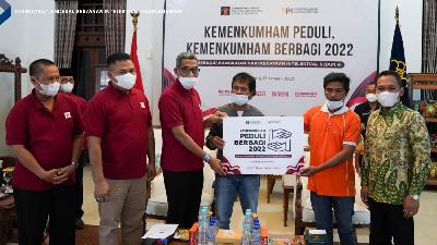 Penyerahan donasi secara simbolis untuk pengungsi Gunung Semeru yang diserahkan oleh Plt. Dirjen Kekayaan Intelektual Razilu.