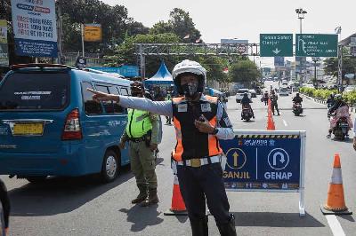 Uji coba ganjil genap terhadap kendaraan menuju kawasan Puncak di Simpang Gadog, Kabupaten Bogor, Jawa Barat, 3 September 2021. TEMPO/M Taufan Rengganis