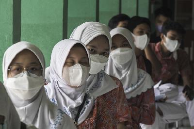 Siswa SMPN 252 antre untuk mengikuti tes usap PCR di Jakarta Timur, 13 Januari 2022. ANTARA/Fakhri Hermansyah