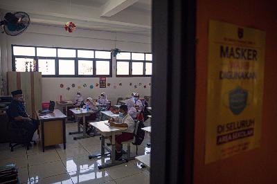 Sejumlah anak mengikuti pembelajaran tatap muka (PTM) di SDN 01 Pondok Bambu, Jakarta, 13 Januari 2022. TEMPO/Muhammad Hidayat