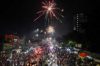 Pesta kembang api saat malam tahun baru di kawasan Tanah Abang, Jakarta, 1 Januari 2022. Sebagian warga ibukota merayakan malam pergantian tahun meskipun Pemprov DKI masih menerapkan Pemberlakuan Pembatasan Kegiatan Masyarakat (PPKM) Level 1 hingga 3 Januari 2022 . ANTARA/Rivan Awal Lingga