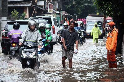 Pengendara melewati banjir yang menggenangi jalan Swadarma, Jakarta, 21 Desember 2021. Tempo/Magang/Ridho Fadilla