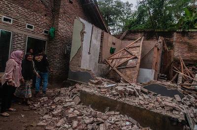 Kondisi rumah yang rusak akibat gempa di Kadu Agung Timur, Lebak, Banten, 14 Januari 2022. ANTARA/Muhammad Bagus Khoirunas
