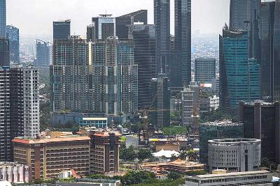 Gedung gedung bertingkat di pusat bisnis Sudirman, Jakarta, 26 November 2021. Tempo/Tony Hartawan