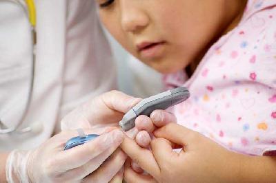Ilustrasi pemeriksaan gula darah pada anak. Shutterstock