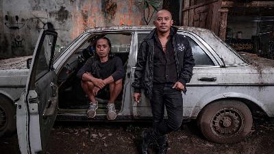 Duo band Senyawa Rully Shabara (kiri) dan Wukir Suryadi di Studio Senyawa, Yogyakarta, 13 Januari 2022. Arnold Simanjuntak