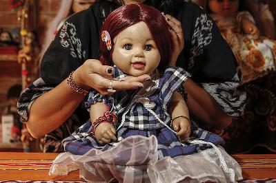 Queen Athena dan  salah satu koleksi boneka arwah bernama Sasha di Jimbaran, Bali, 11 Januari 2022. Johannes P. Christo
