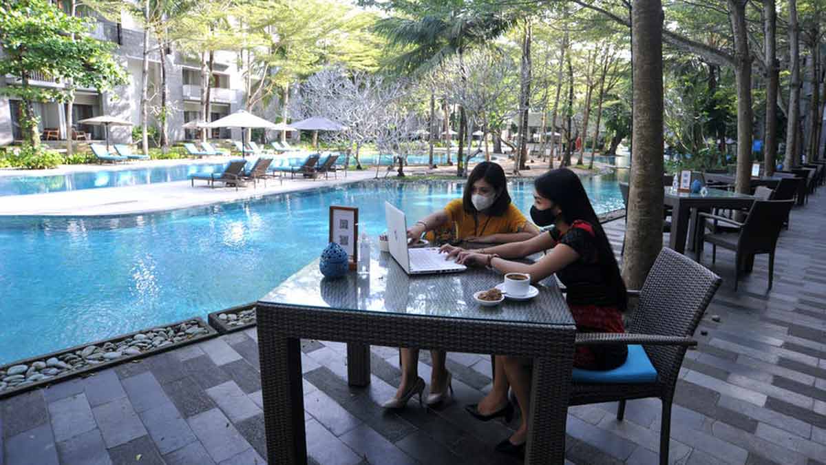 Pekerja beraktivitas di Courtyard by Marriott Bali Nusa Dua Resort, Kabupaten Badung, Bali, Juni 2021/ ANTARA/Fikri Yusuf 
