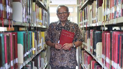 Ketua Lembaga Ilmu Pengetahuan Indonesia (LIPI) periode 2000-2002, Taufik Abdullah  di Jakarta, 12 Januari 2022. TEMPO/Hilman Fathurrahman W