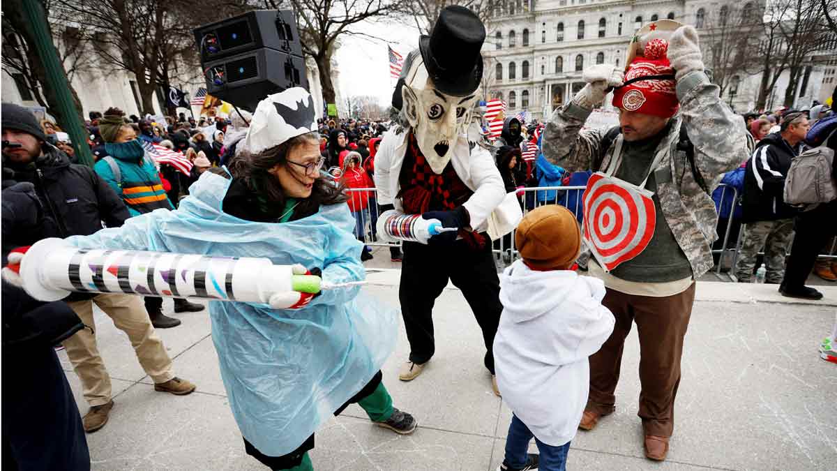 Pengunjuk rasa berdemonstrasi menentang mandat vaksin penyakit virus corona (COVID-19)  di Albany, New York, AS, 5 Januari 2022. REUTERS/Mike Segar