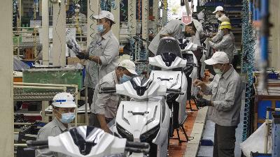 Pekerja merakit sepeda motor listrik Gesits di pabrik PT Wika Industri Manufaktur, Cileungsi, Kabupaten Bogor, Jawa Barat, 27 Oktober 2021. ANTARA/Aditya Pradana Putra