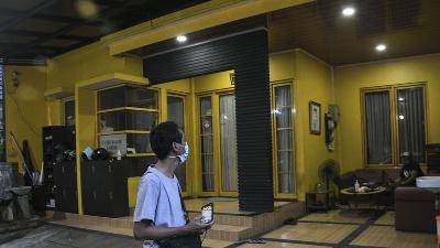 Seorang wartawan mengamati rumah Wali Kota Bekasi Rahmat Effendi di Pekayon, Bekasi, Jawa Barat, 5 Januari 2022/ANTARA/Fakhri Hermansyah