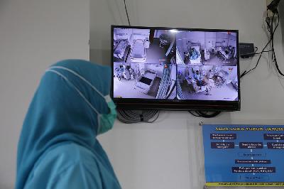 Tenaga Medis tengah memantau ruang pasien Covid-19 melalui CCTV di RSUD Kramat Jati, Jakarta, 26 Agustus 2021. TEMPO/M Taufan Rengganis