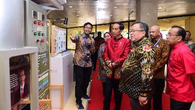 President Joko Widodo (second from the left) at the innovation exhibition within the framework of the National Coordination Meeting for the Ministry of Research and Technology/National Research and Innovation Agency 2020 in Serpong, South Tangerang, Banten, in January 2020.
BPMI Setpres/Muchlis Jr
