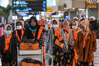 Jemaah umroh di Terminal 3 Bandara Soekarno-Hatta Tangerang, Banten. TEMPO/Tony Hartawan
