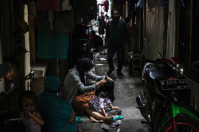 Sejumlah warga beraktivitas di permukiman padat penduduk di kawasan Pademangan, Jakarta, 17 Januari 2022. TEMPO/Muhammad Hidayat