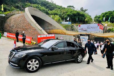 Kendaraan Presiden Joko Widodo melintas di depan terowongan (tunnel) 2 Kereta Cepat Jakarta-Bandung (KCJB) di Kabupaten Purwakarta, Provinsi Jawa Barat, 17 Januari 2022. presidenri.go.id/BPMI Setpres/Laily Rachev