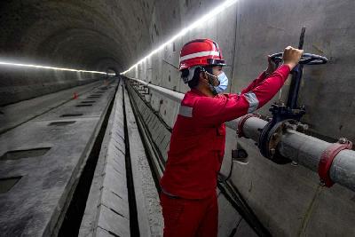 Pengerjaan kereta cepat Indonesia China di tunel 1 inlet sepanjang 1467 meter di kawasan Halim, Jakarta, November 2021. Tempo/Tony Hartawan
