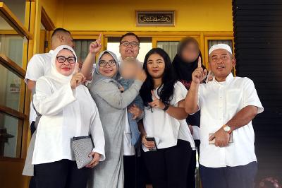 Wali Kota Bekasi Rahmat Effendi bersama keluarganya dalam Pemilihan Wali (Pilwalkot) Bekasi periode 2018-2023 di Pekayon Jaya, Bekasi Selatan, Kota Bekasi, 27 Juni 2018. Foto: detik.com