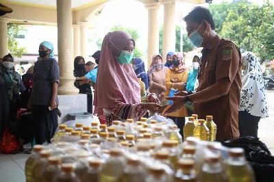 Warga membeli minyak goreng saat operasi pasar murah di Kantor Desa Babelan Kota, Kabupaten Bekasi, Jawa Barat, 17 Januari 2022. TEMPO/Hilman Fathurrahman W