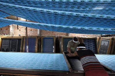 Pekerja menyelesaikan pembuatan batik di industri rumahan batik printing binaan salah satu BUMN di Siwal, Sukoharjo, Jawa Tengah. TEMPO/Bram Selo Agung Mardika