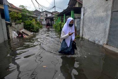 Banjir di Komplek Sekertariat Negara kawasan Cempaka Putih, Jakarta, 18 Januari 2022. Tempo/Tony Hartawan
