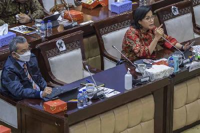 Menteri Keuangan Sri Mulyani Indrawati (kanan) bersama Wakil Menteri Keuangan Suahasil Nazara (kiri) mengikuti rapat kerja dengan Komisi XI DPR pada evaluasi APBN tahun 2021 dan Pemulihan Ekonomi Nasional (PEN) 2021 serta rencana PEN 2022 di Kompleks Parlemen, Senayan, Jakarta, 19 Januari 2021. ANTARA/Galih Pradipta