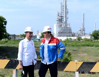 Presiden Joko Widodo bersama Basuki Tjahja Purnama meninjau kilang PT Trans Pacific Petrochemical Indotama (TPPI) di Kecamatan Jenu, Kabupaten Tuban, Jawa Timur, 2019. BPMI Setpres/Kris
