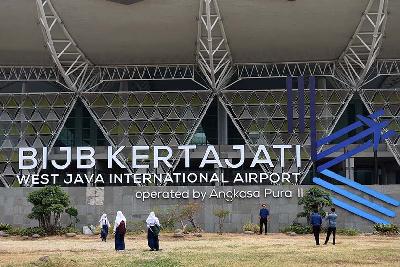 Warga berfoto di Bandara Internasional Jawa Barat (BIJB) Kertajati, Majalengka, 18 Juni 2019. TEMPO/Prima Mulia