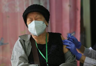 Warga lansia mendapatkan vaksin booster di RPTRA Gondangdia, Jakarta, 13 Januari 2022. TEMPO/Subekti