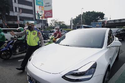 Petugas Kepolisian Satuan Lalu Lintas (Satlantas) Polda Metro Jaya memberhentikan kendaraan pada operasi penerapan ganjil genap di Jalan RS. Fatmawati Raya, Jakarta, 25 Oktober 2021. TEMPO/Daniel Christian D.E