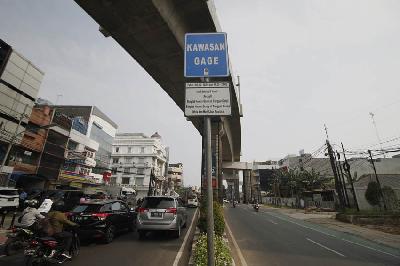 Papan keterangan kawasan ganjil genap terpampang di Jalan RS. Fatmawati Raya, Jakarta, 25 Oktober 2021. TEMPO/Daniel Christian D.E