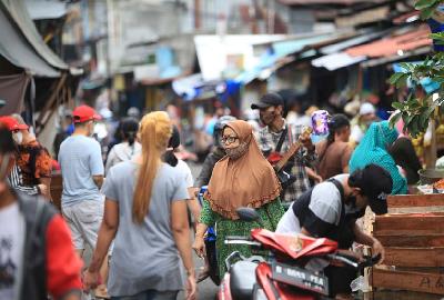 Aktivitas penduduk di kawasan Pasar Gembrong, Jakarta, 20 Januari 2022. TEMPO/Subekti.