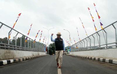 Gubernur Ridwan Kamil saat menyusuri jembatan jalur ganda Leuwigajah di Cimahi, Jawa Barat, 12 Januari 2022.  TEMPO/Prima Mulia