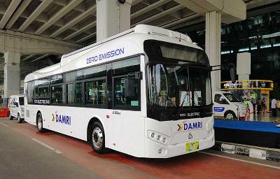 Bus listrik yang diluncurkan Damri di Terminal 3 Bandara Soekarno-Hatta, 25 November 2021. ANTARA/Adimas Raditya