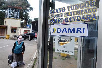 Calon penumpang saat akan membeli tiket bus Damri tujuan Bandara Internasional Soekarno Hatta di Pool Damri Botani Square, Pajajaran, Kota Bogor. Antara/ARIF FIRMANSYAH