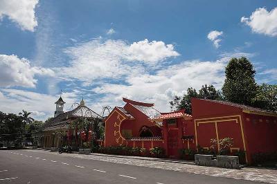 Rumah ibadah Klenteng Da De Miao, Pura Widya Santika, dan Vihara Dhamma Sasana di Universitas Pancasila, Jakarta, 24 Desember 2021. TEMPO/M Taufan Rengganis