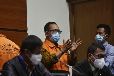 Hakim Pengadilan Negeri Surabaya, Itong Isnaeni Hidayat (tengah), resmi ditahan setelah menjalani pemeriksaan pasca terjaring Operasi Tangkap Tangan Komisi Pemberantasan Korupsi (KPK) di gedung KPK Jakarta, 20 Januari 2022. TEMPO/Imam Sukamto