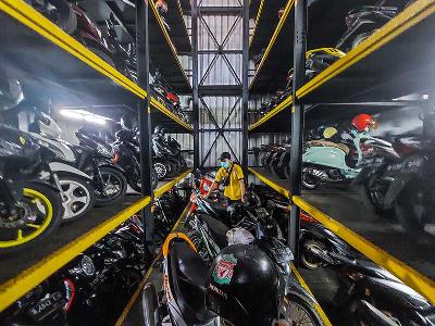 Pekerja menurunkan sepeda motor di Soul Parking, Kebon Kacang, Jakarta, 21 Januari 2022. Tempo/Hilman Fathurrahman W