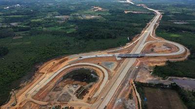 Pembangunan Jalan Tol Balikpapan-Samarinda yang melintasi wilayah Samboja di Kutai Kartanegara, Kalimantan Timur, 2019. ANTARA/Akbar Nugroho Gumay