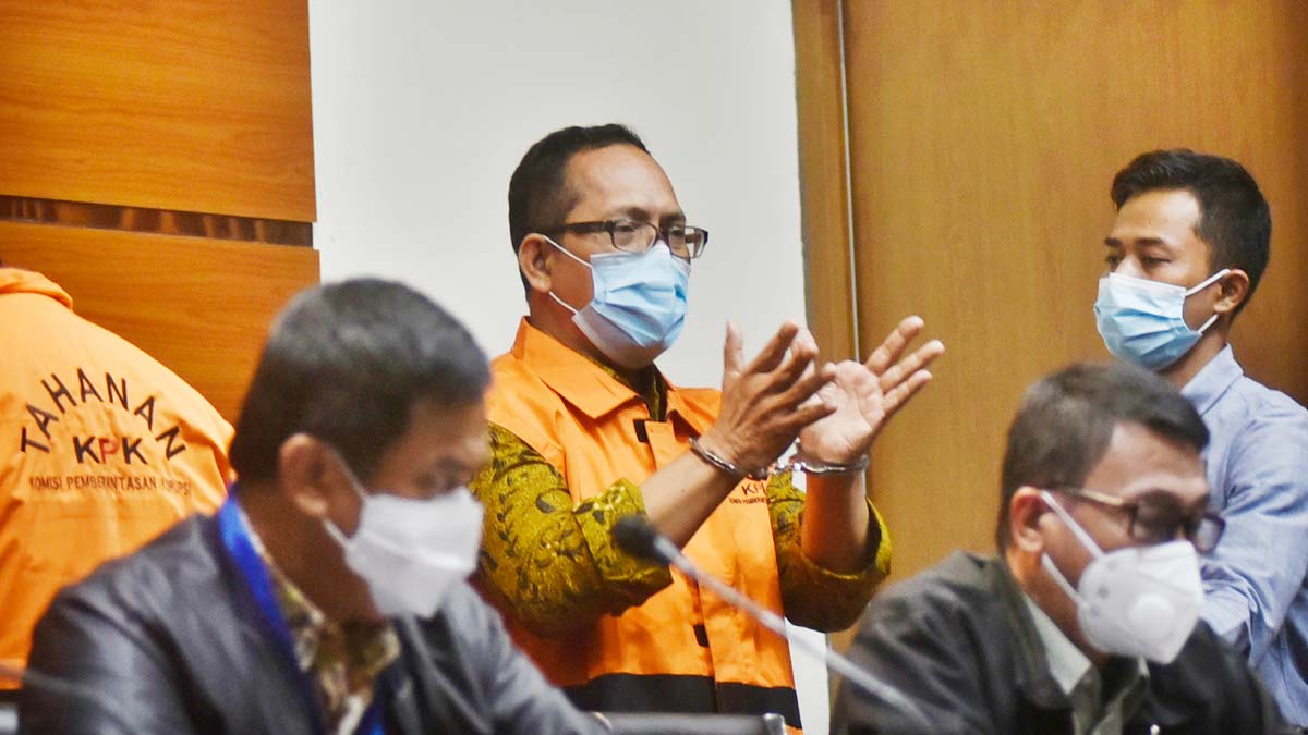 Hakim PN Surabaya, Itong Isnaeni Hidayat resmi ditahan seusai menjalani pemeriksaan pasca terjaring Operasi Tangkap Tangan KPK, di gedung KPK,  Jakarta,  20 Januari 2022.  TEMPO/Imam Sukamto