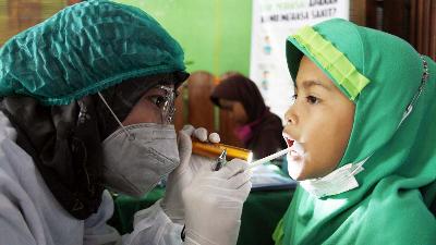 Pemeriksaa kesehatan gigi siswa SD ditengah pandemi Covid-19, di Gandekan, Solo Jawa Tengah, 15 Desember 2021/ANTARA/Maulana Surya