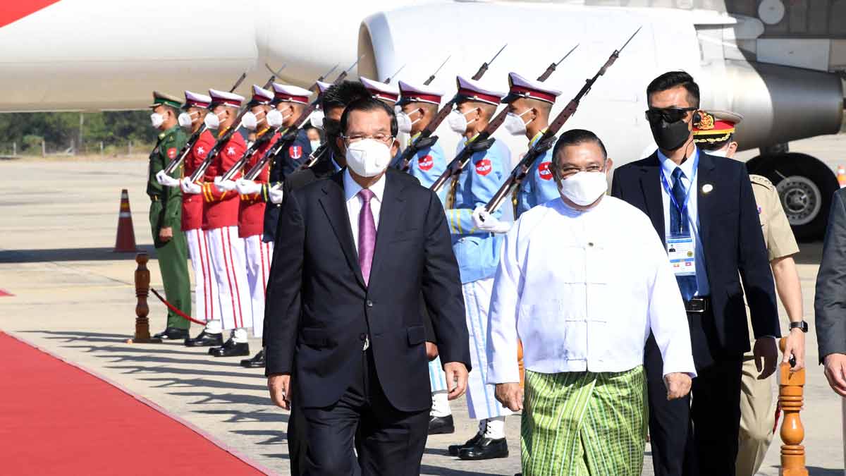 Perdana Menteri Kamboja Hun Sen (kiri) di Naypyitaw, Myanmar, 7 Januari 2022. Pemerintah Kamboja/via REUTERS