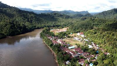 Desa Long Lejuh desa yang akan terendam kalau bendungan PLTA Kayan beroperasi. (foto: Koalisi Masyarakat Sipil untuk Energi Terbarukan di Kalimantan Utara)